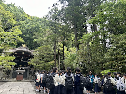 中学生が鶴岡八幡宮で校外学習している